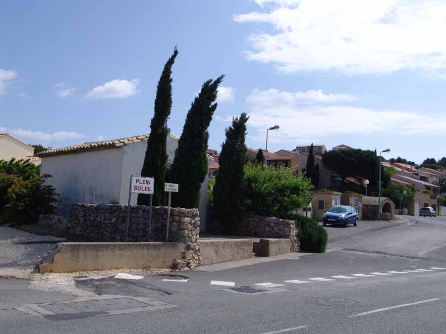 La chapelle au pied de la falaise