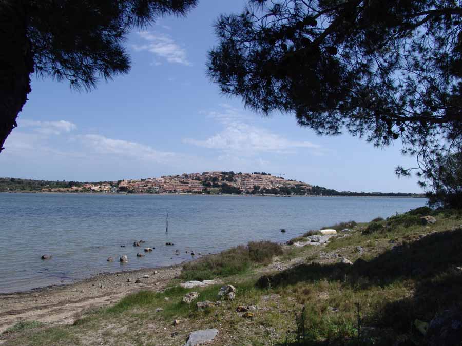 La falaise vue du lac