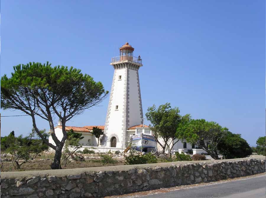 19.36m de haut et à 68m au dessus de la mer, portée de 20 milles