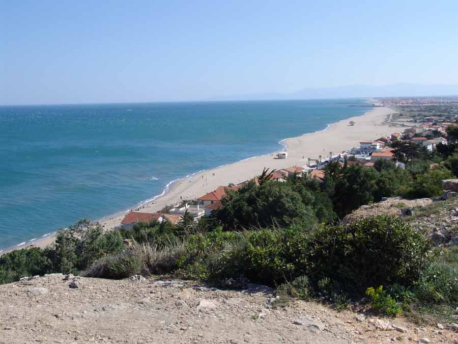 La plage vue de la falaise