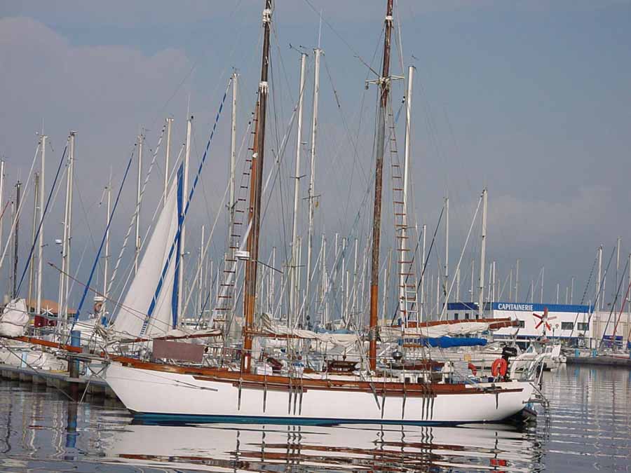 Voilier ancien au port
